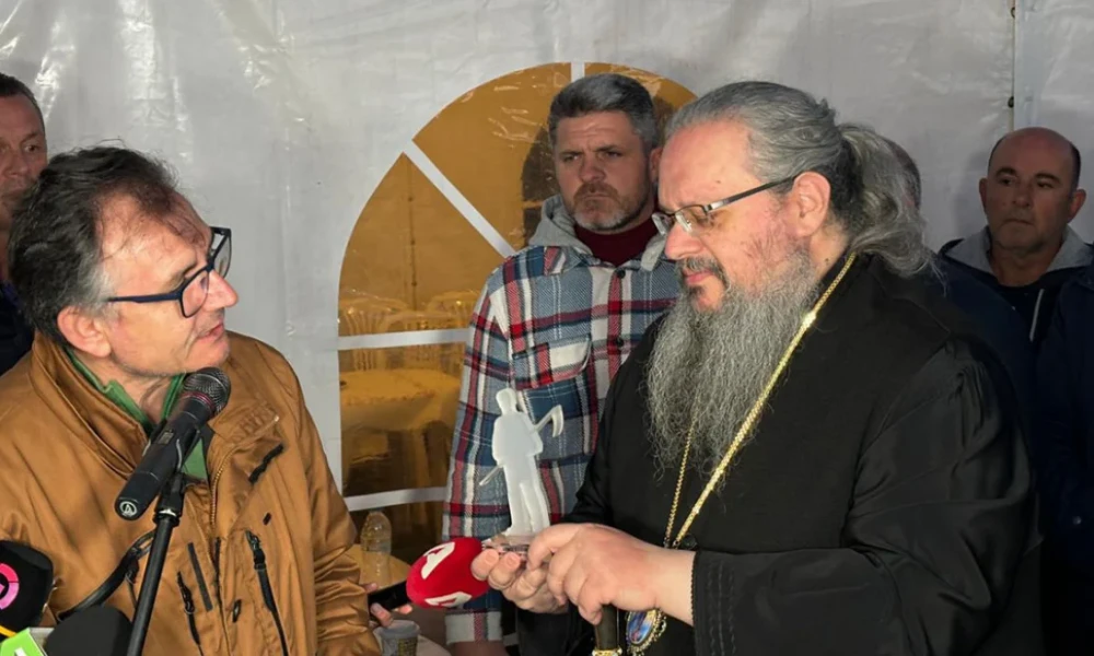 Ο Μητροπολίτης Λαρίσης βρίσκεται στο μπλόκο των αγροτών στον Πλατύκαμπο- "Οι αγρότες έχουν δίκιο" (Βίντεο)
